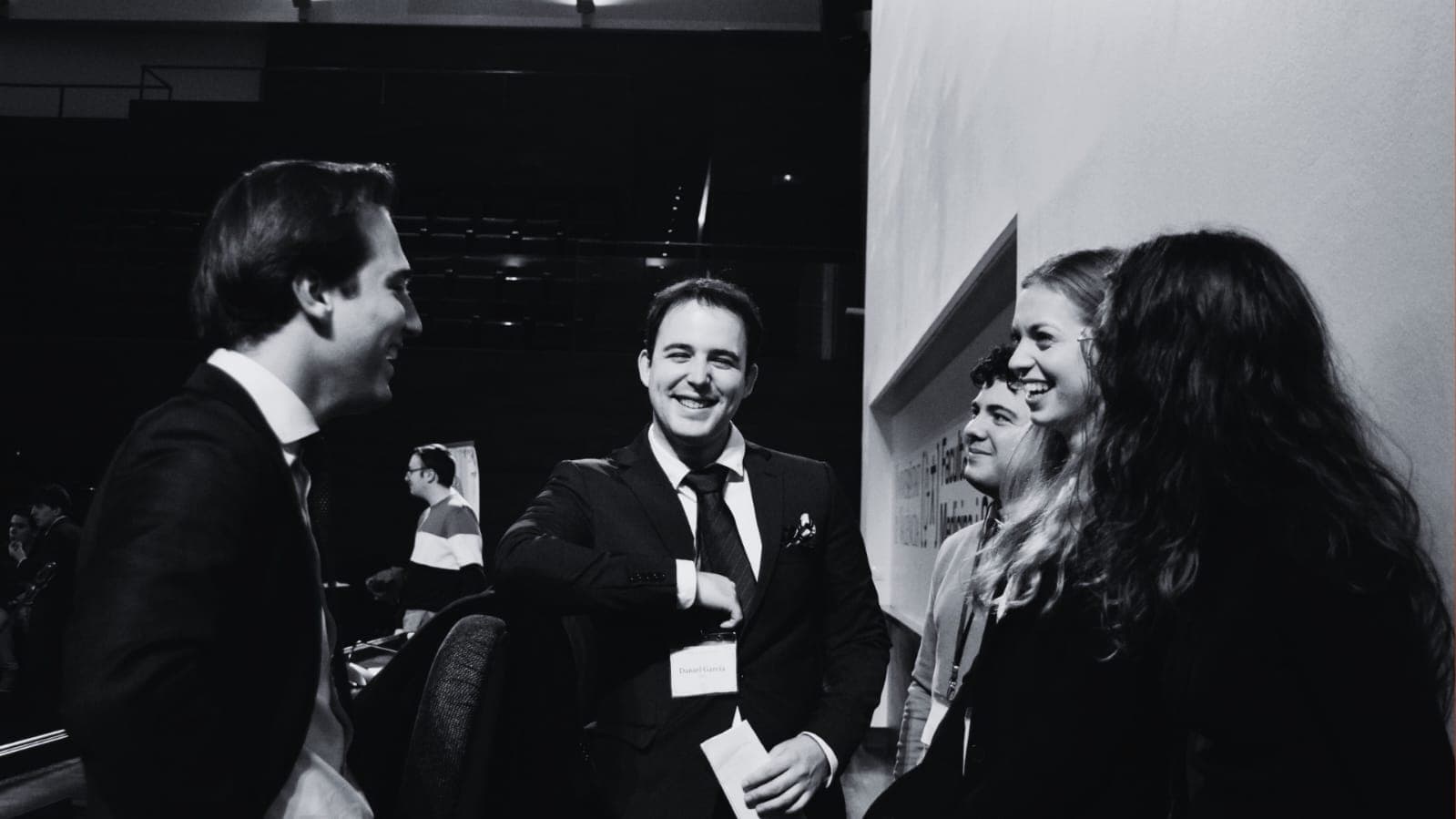 Miembros del CDUV conversando y riendo en un evento de debate
